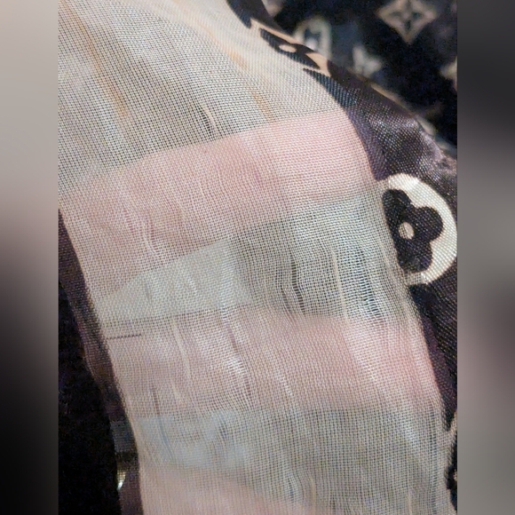 Louis Vuitton Monogram Scarf - Picture 3 of 8